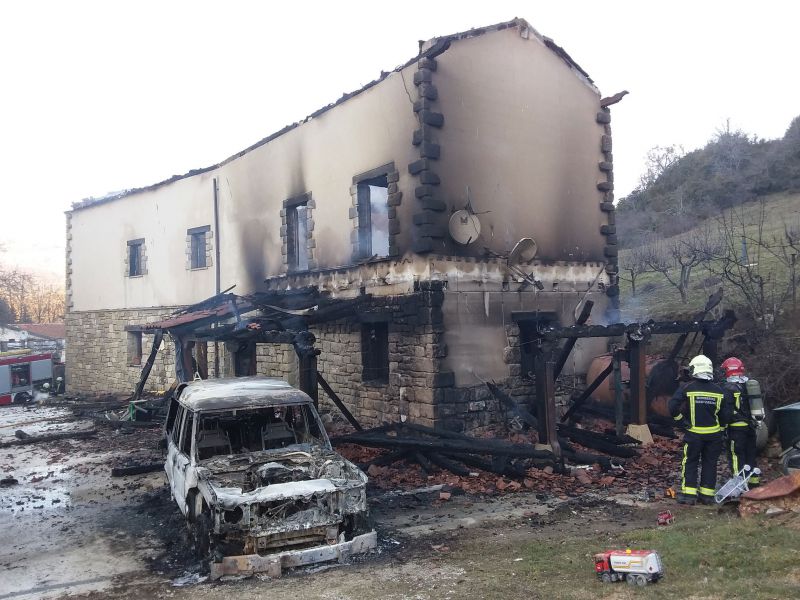 Un incendio destruye una casa y dos vehículos en Gorráiz de Arce