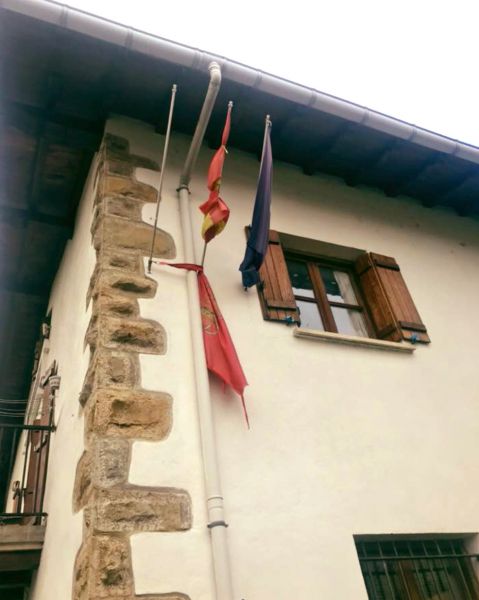 Banderazo envía una bandera de Navarra al alcalde de Atez (Navarra)