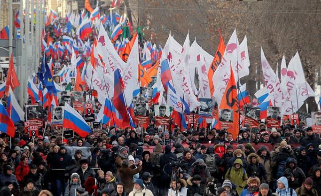 Miles de personas marchan en Moscú en el aniversario del asesinato de Nemtsov