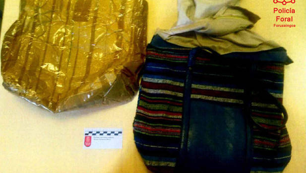 Dos detenidos al ser sorprendidos hurtando por un agente fuera de servicio