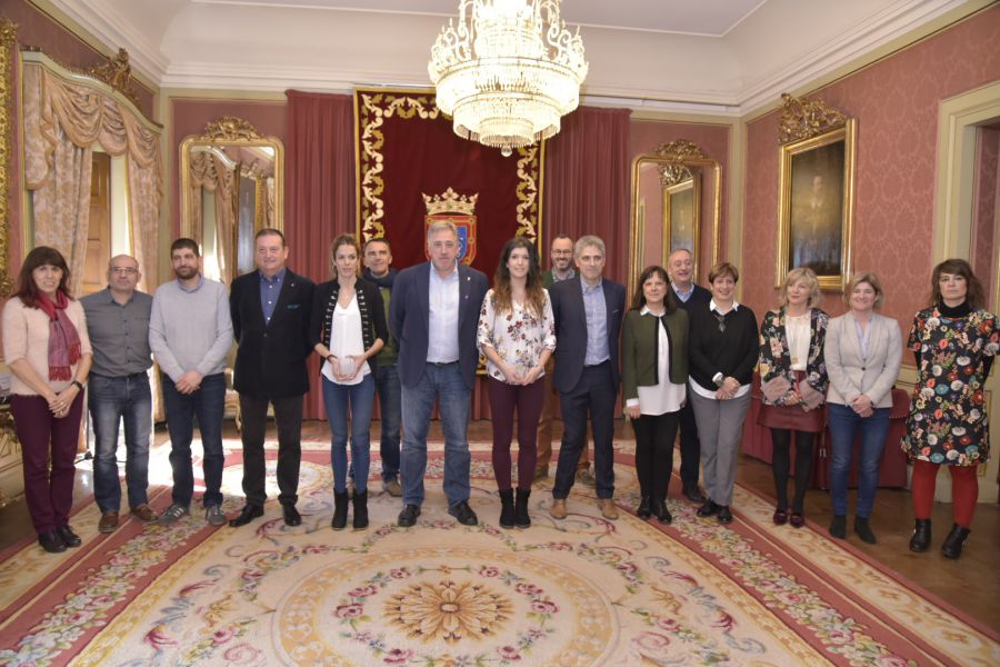 El Ayuntamiento recibe a las atletas Maitane Melero e Izaskun Turrillas, oro y bronce en 3.000 metros y salto de altura en los Campeonatos de España de pista cubierta