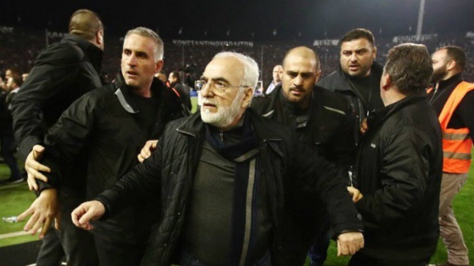 Suspenden la liga griega tras salir el presidente del PAOK con una pistola al campo