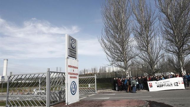 LAB y CGT se movilizan para denunciar despidos en Volkswagen Navarra