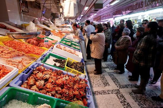 La confianza del consumidor cae en febrero por la situación actual y futura