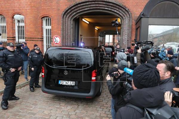 Puigdemont seguirá en prisión en Alemania mientras se tramita su entrega a España y JxCat promueve su investidura