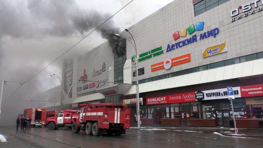 Al menos 64 muertos en el incendio de un centro comercial en Rusia