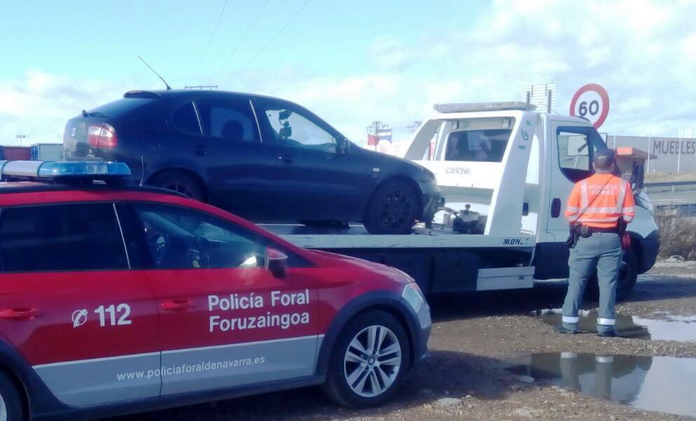 Inmovilizado por drogas un vehículo, en el que encuentran material sospechoso