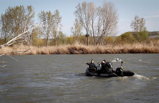 Familiares y amigos siguen de cerca búsqueda del desaparecido en el Ebro en Lodosa