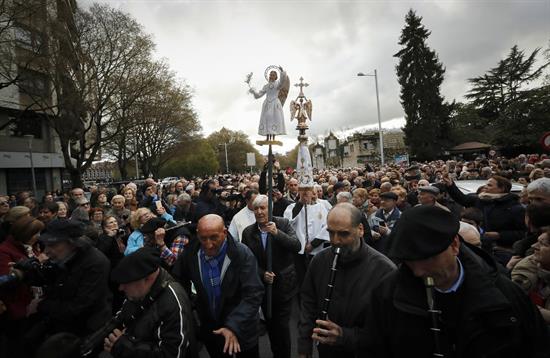 Una gran multitud de pamploneses reciben y besan a San Miguel de Aralar