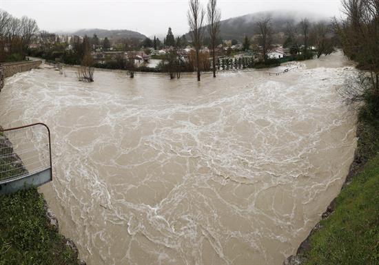 La nieve y la lluvia cortan carreteras secundarias y desbordan los rios Arga y Araquil