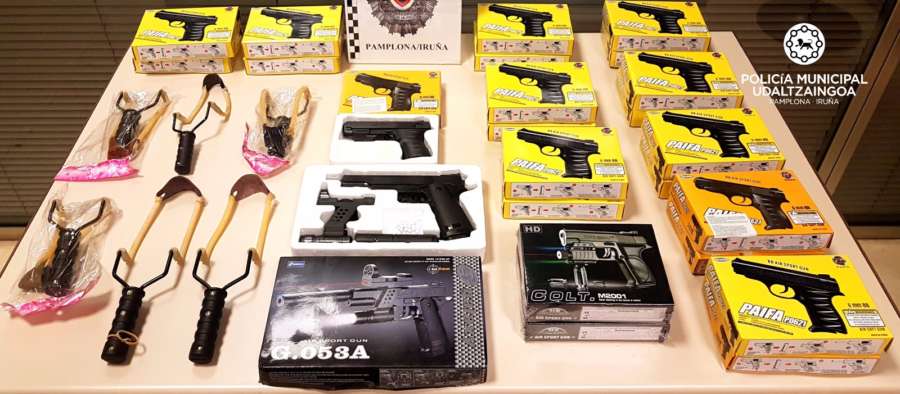 Intervenidos tiragomas perfeccionados y pistolas de juguete de aspecto real