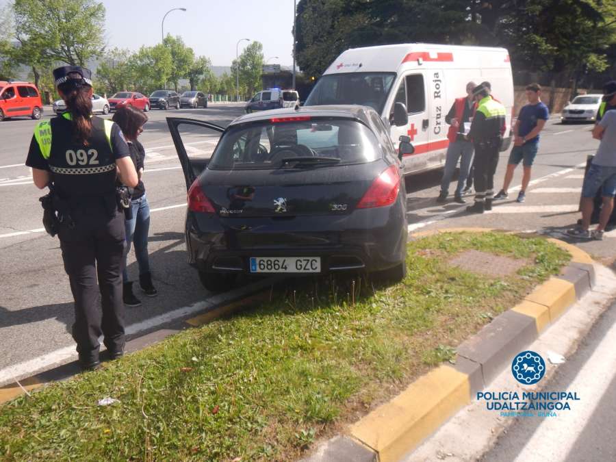 Colisión frontal entre un turismo y una ambulancia en Sarriguren, Pamplona