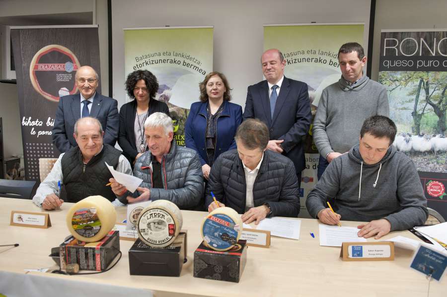 La consejera Elizalde participa en un acto organizado por la cooperativa de productores de leche de oveja Latxa Esnea