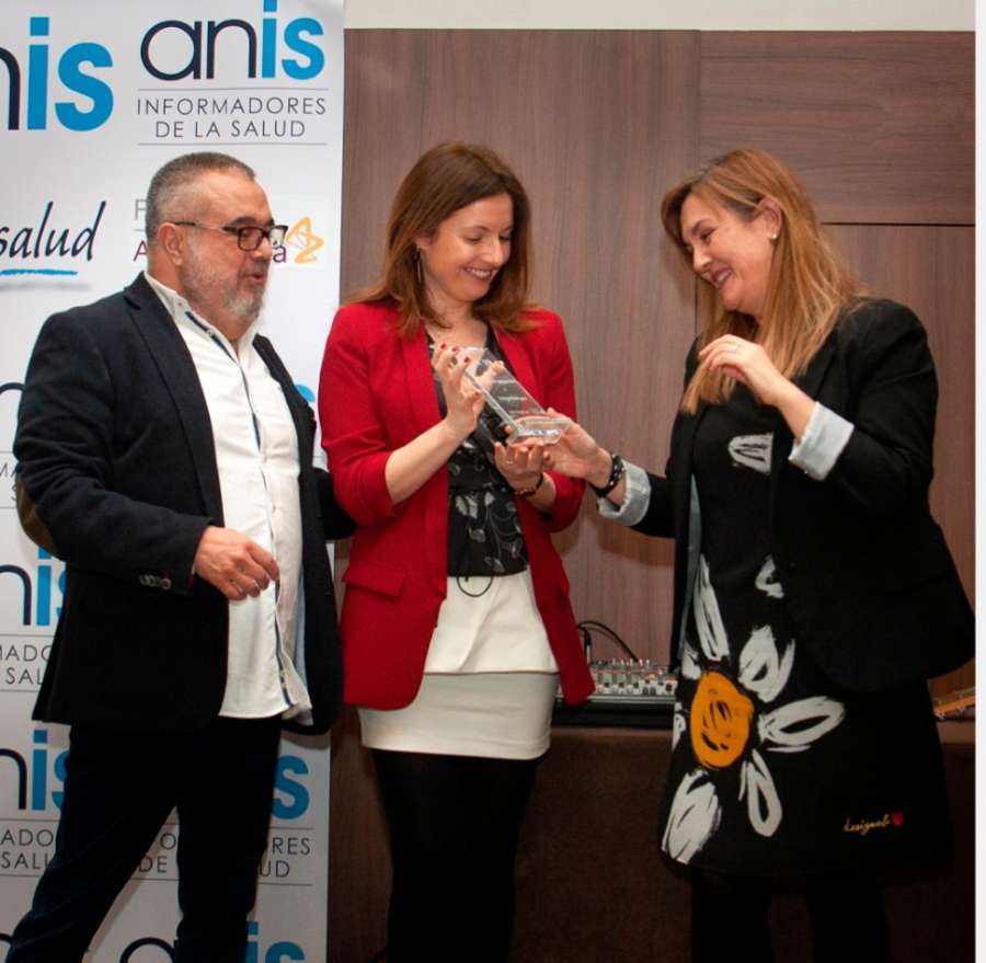 La periodista Leonor Rodríguez, de El Médico, recibe el V Premio ANIS a la mejor comunicación en salud