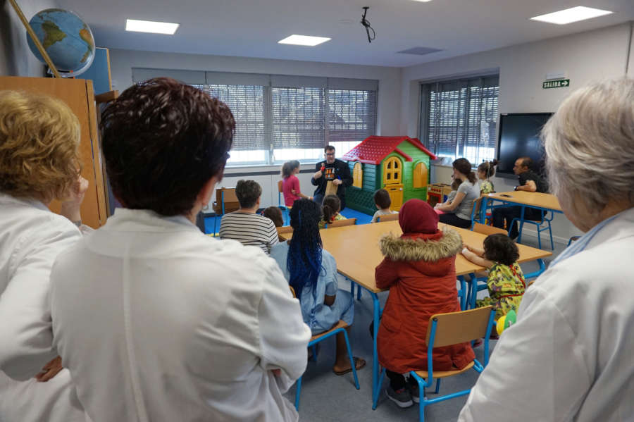 CHN firma un convenio con la Fundación Abracadabra para ofrecer magia en la hospitalización pediátrica
