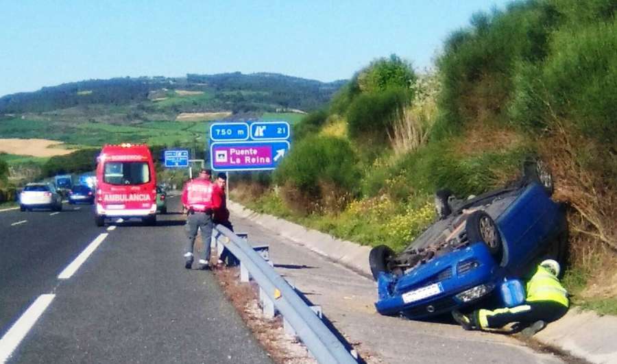 Herido por una salida de vía y vuelco en la A-12 en Puente la Reina