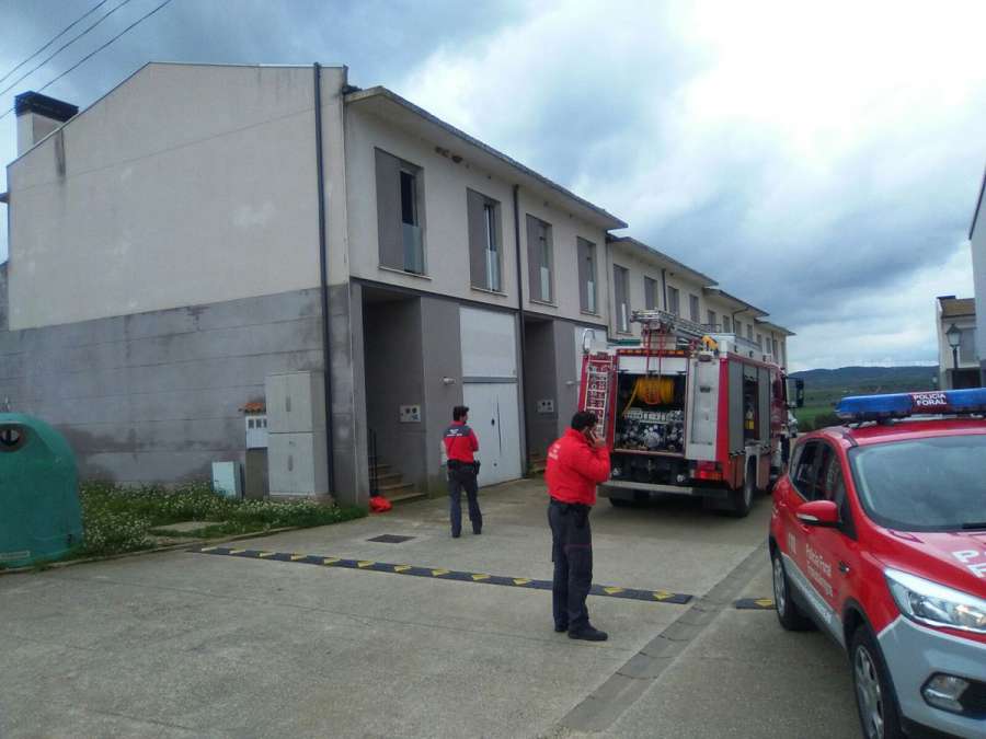 Los bomberos sofocan un incendio en una casa 