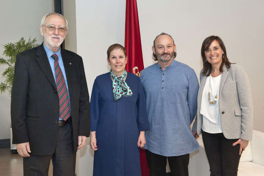 La presidente Barkos recibe a los representantes de la Fundación Vicente Ferrer