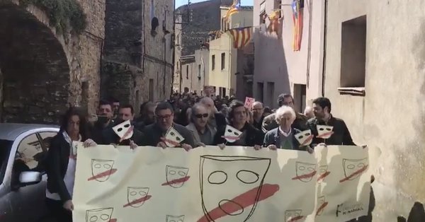 Boadella encabeza una manifestación contra el nacionalismo en su pueblo de Gerona