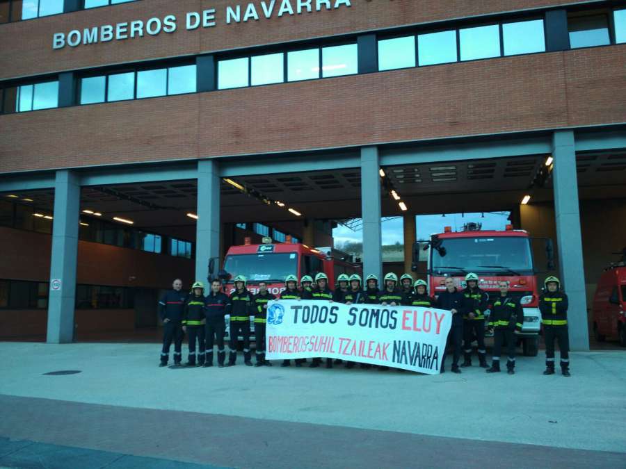 Bomberos de Pamplona se concentran en apoyo a Eloy Palacio, fallecido en Oviedo