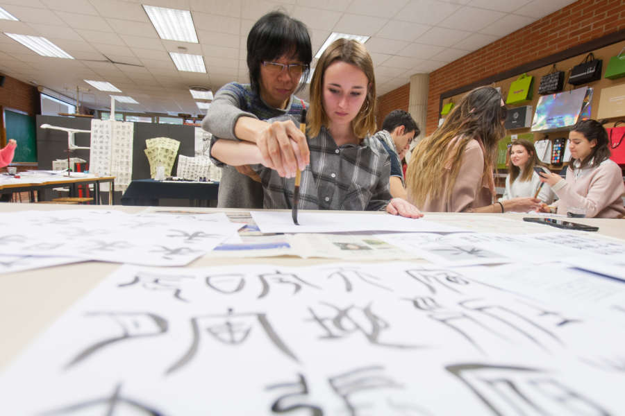Taller de caligrafía china para alumnos de Diseño de la Universidad de Navarra