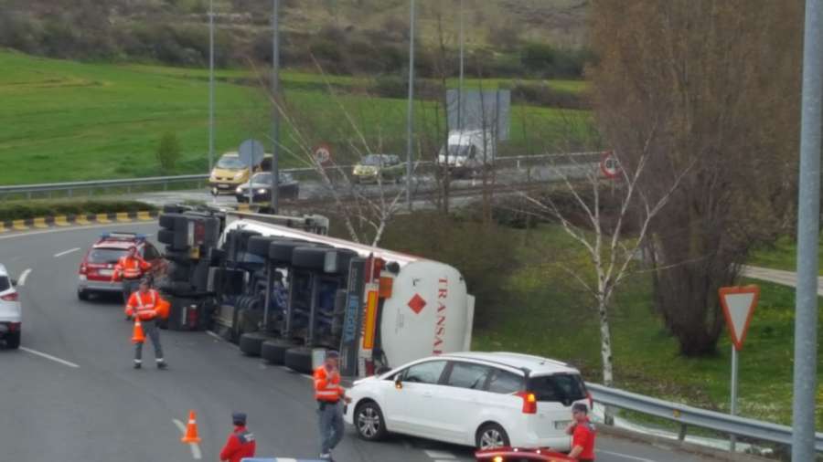 Cortada la carretera tras volcar sin heridos un camión con gasóleo en Ansoáin