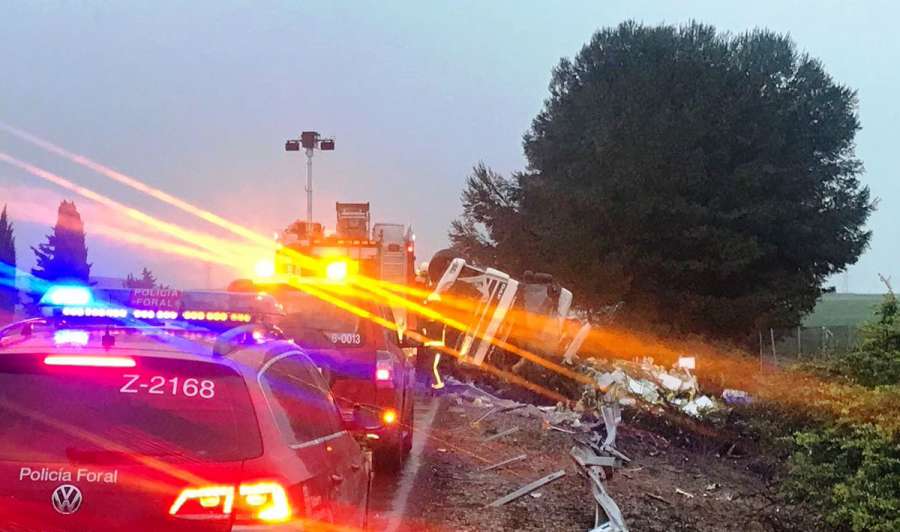 Un camionero herido grave en un accidente en Marcilla que afecta a la AP-15