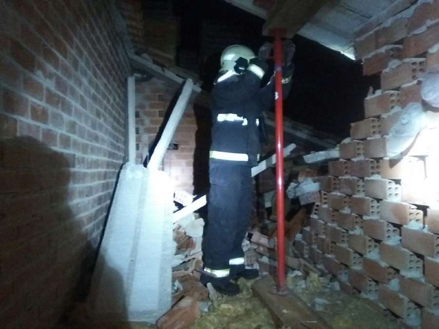 Desalojada una familia por hundimiento del tejado en una vivienda de cuatro alturas en Estella
