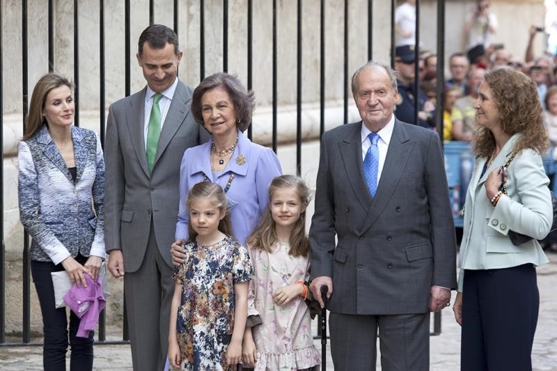 Los Reyes, don Juan Carlos y doña Sofía asisten a la misa de Resurrección en Palma
