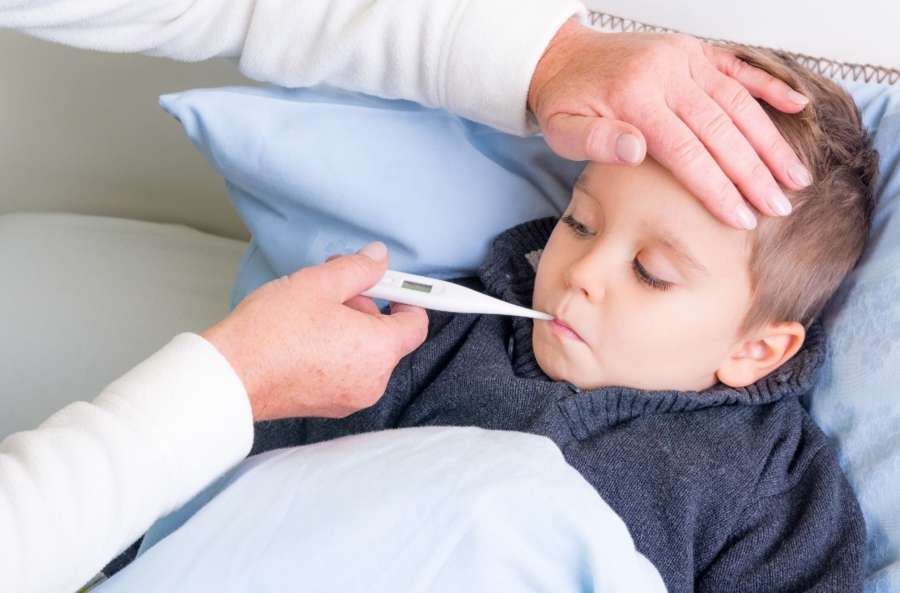 Qué hacer y qué no cuando un niño tiene fiebre, según mediQuo