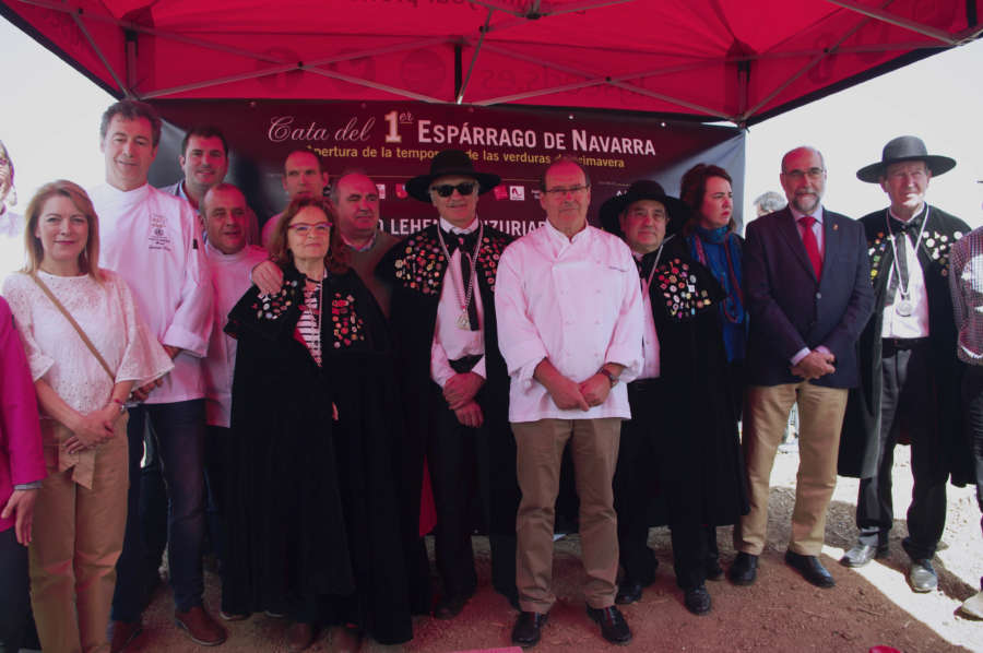El chef Hilario Arbelaitz abre la temporada de la VIII Cata del primer espárrago de Navarra