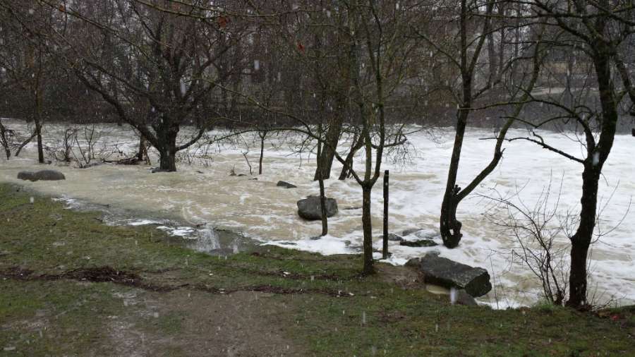 El río Arga se desborda a su paso por la comarca de Pamplona