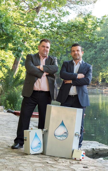 Dos fontaneros inventan un dispositivo que ahorra 500 euros en agua al año