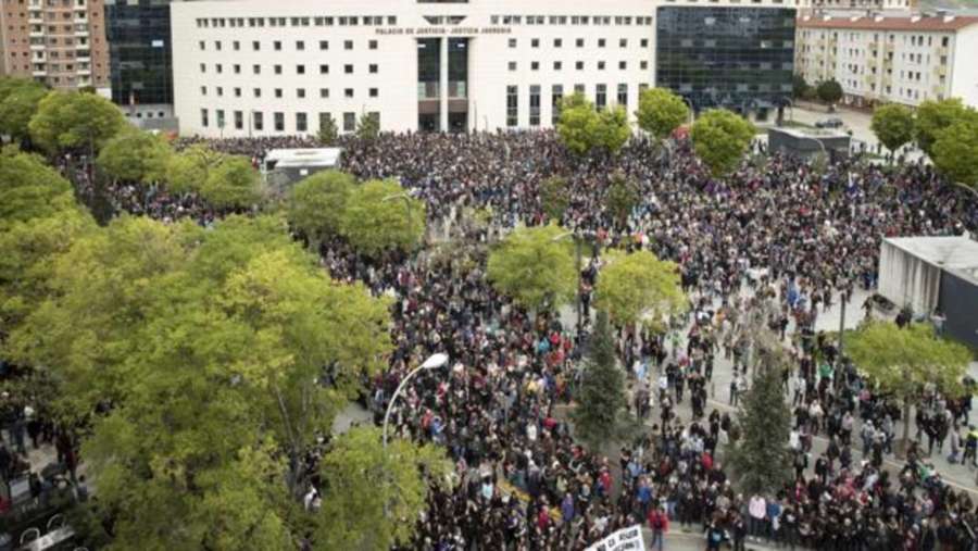Miles de personas se manifiestan en Pamplona contra la sentencia a la Manada