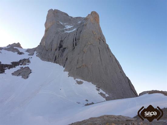 Muere un montañero al sufrir una caída cuando descendía el Naranjo de Bulnes