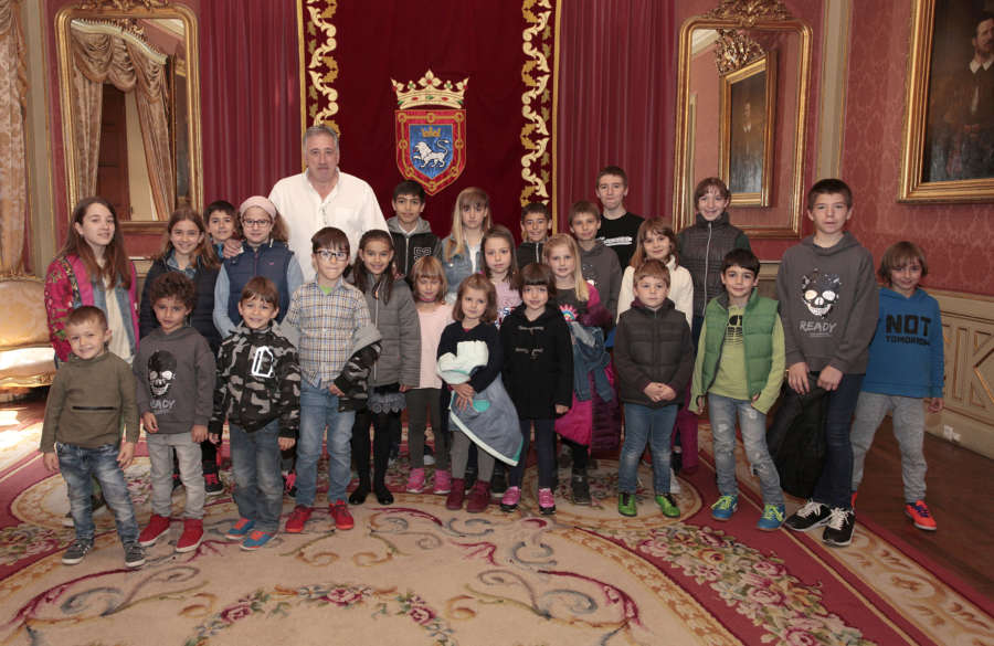 Recepción para las peñas infantiles pamplonesas de Armonía Chantreana, Muthiko Alaiak, El Bullicio Pamplonés, Aldapa, La Jarana y Los del Bronce