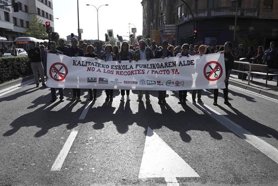 Cientos de personas piden en Pamplona reversión de recortes para los docentes