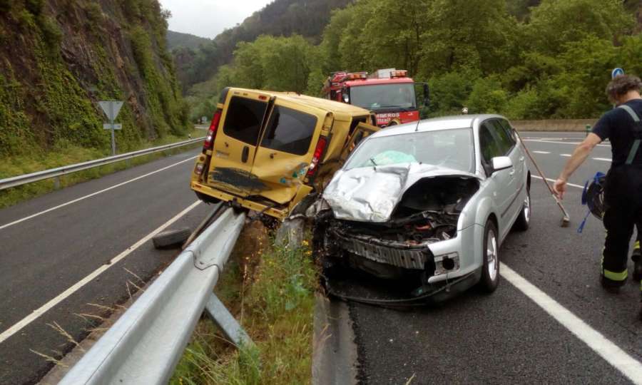 Un hombre de 35 años, herido al volcar su vehículo en Vera (Navarra)