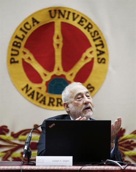 El Nobel Economía Stiglitz reflexiona sobre capitalismo con estudiantes UPNA