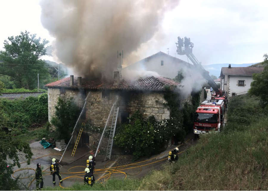 Un incendio destruye en Izurdiaga (Navarra) una casa con la inquilina herida leve por intoxicación