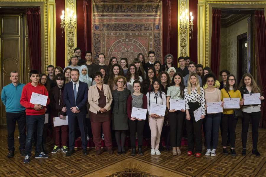 Entrega de diplomas a los participantes en el programa “Jakin-mina” en el Palacio de Navarra