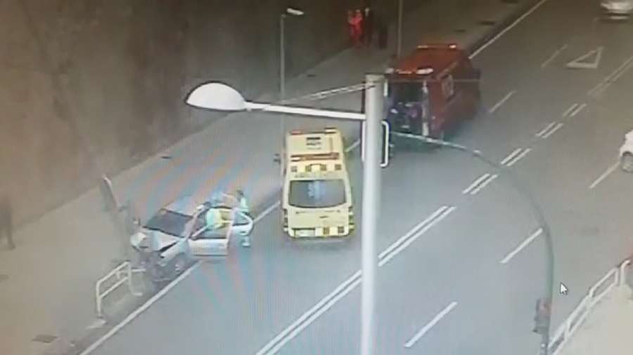 Desatrapado el conductor de un vehículo tras chocar con una farola en Pamplona