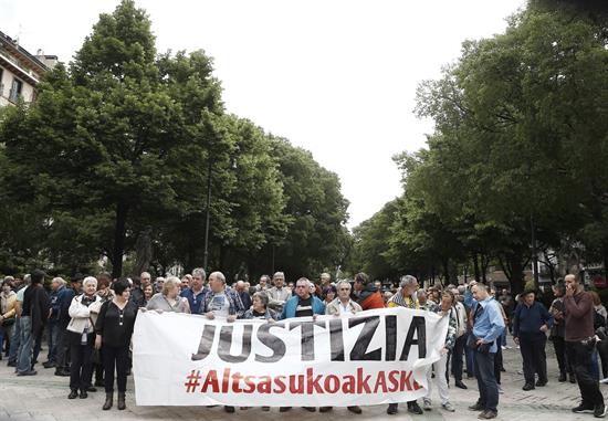 Cientos de personas arropan a los familiares de los juzgados de Alsasua