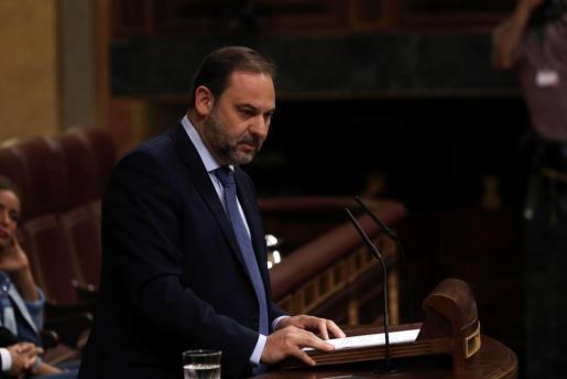 Ábalos defiende primero la 