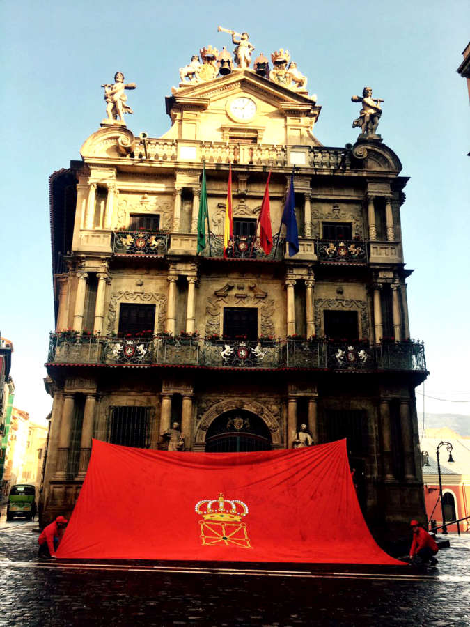 Banderazo frente al Ayuntamiento de Pamplona, tras las sentencias condenatorias sobre la ikurriña
