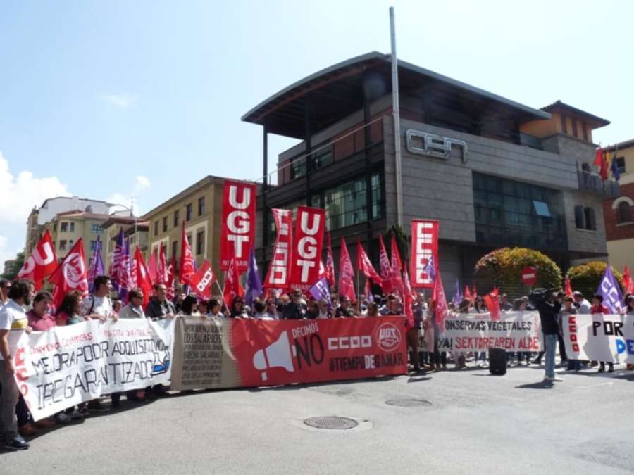 Una concentración de CCOO y UGT reclama a la patronal mejoras laborales