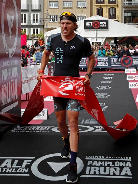 Cristóbal Dios y Sara Loehr ganan el 'IV Triathlon Pamplona'