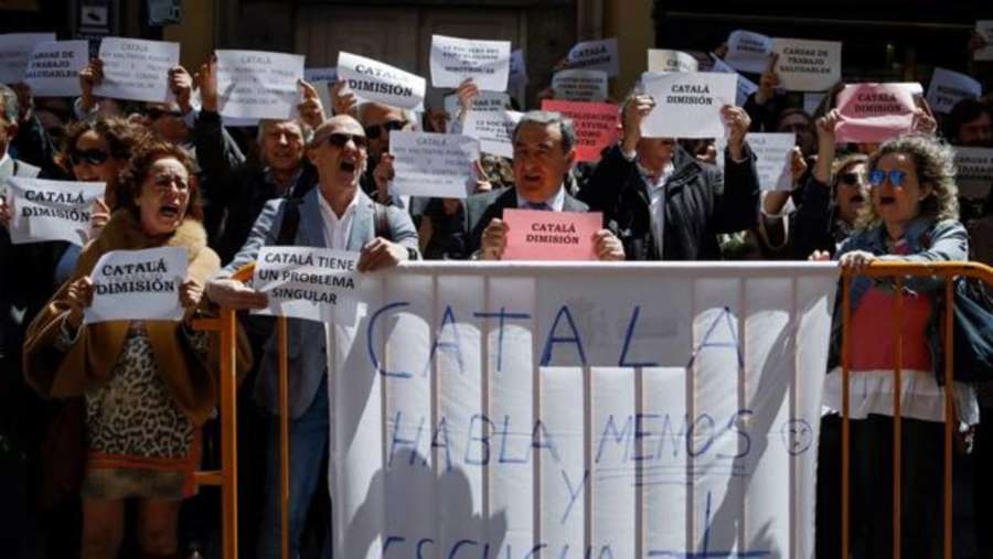 Unos 200 jueces y fiscales exigen frente al Ministerio la dimisión de Catalá