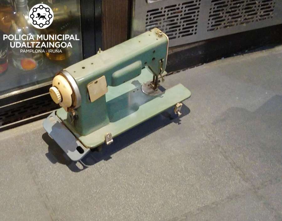 Evacuada al CHN al caerle una máquina de coser en un restaurante en Pamplona
