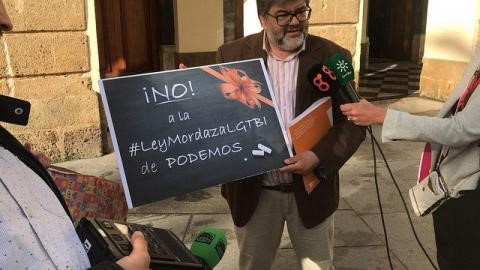 HazteOir entrega al alcalde de Cádiz una pizarra ‘No a la #LeyMordazaLGTBI de Podemos’